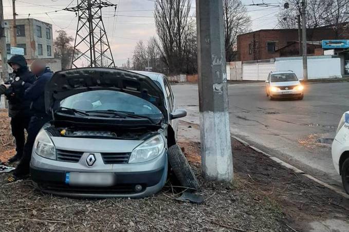 У Вінниці п'яний водій не впорався з керуванням та в'їхав у електроопору 