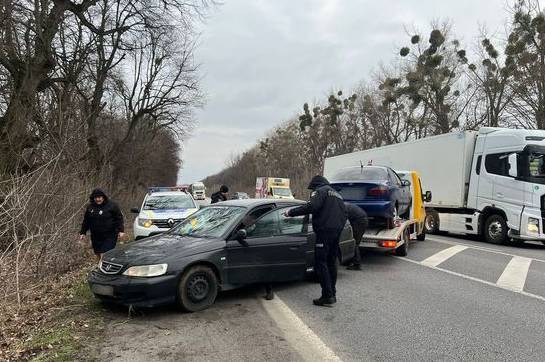 Небезпечна ситуація зі щасливим фіналом на Вінниччині: авто з маленькими дітьми всередині потрапило в кювет