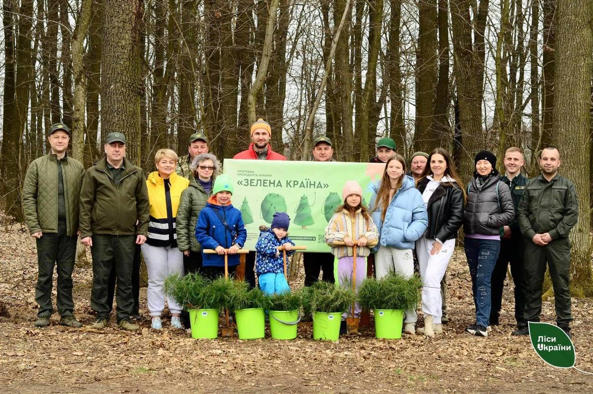 Лісівники спільно з волонтерами UAnimals висадили ліс на Вінниччині: чому це важливо