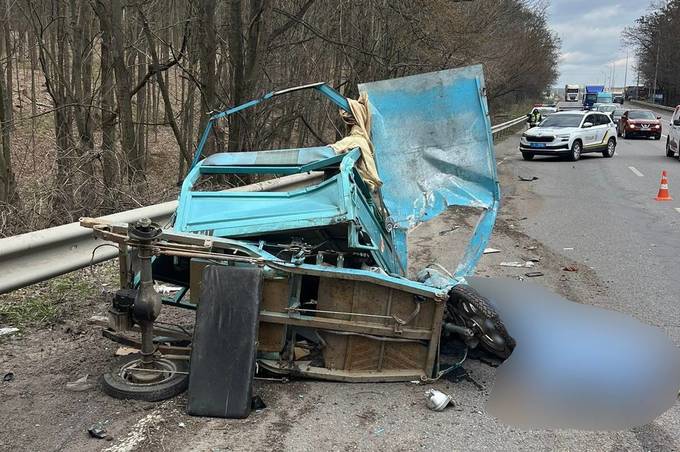 Поблизу Вінниці вантажівка зіштовхнулась з трициклом: подробиці