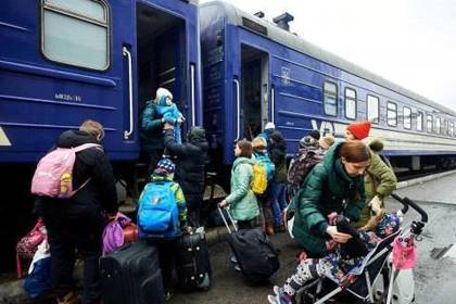 Укрзалізниця евакуювала з Донеччини до Закарпаття 50 пасажирів Укрзалізниця евакуювала з Донеччини до Закарпаття 50 пасажирів