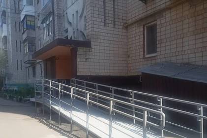 Без бар'єрів: біля будинку на вул. Замостянській встановили пандус