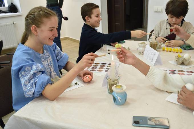 Плекаємо традиції: у Вінниці для дітей провели майстерклас з писанкарства