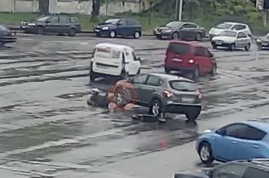 У Вінниці водій електросамокату потрапив під колеса автомобіля