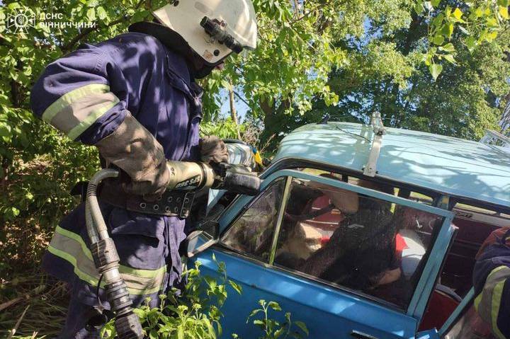 На Вінниччині автомобіль «ВАЗ» злетів з дороги та зіткнувся з деревом: що відомо про водія