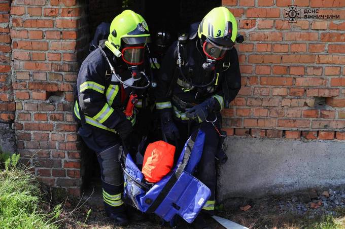 На межі небезпеки: як у Вінниці врятували «постраждалого» під час тренування надзвичайників