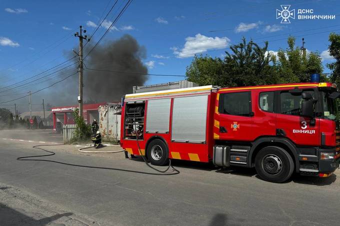 У Вінниці на вул. Якова Шепеля горів контейнер поряд з автомийкою