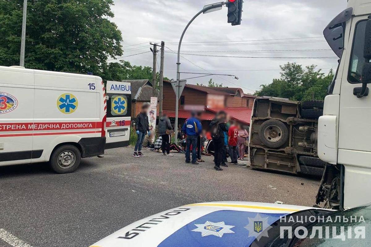 Моторошне ДТП на Вінниччині з 11 постраждалими: зіткнувся рейсовий автобус та вантажівка