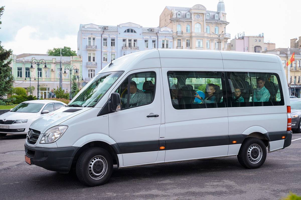 У Вінниці сім'ї, яка виховує 10 дітей, 8 з яких – прийомні, подарували мікроавтобус