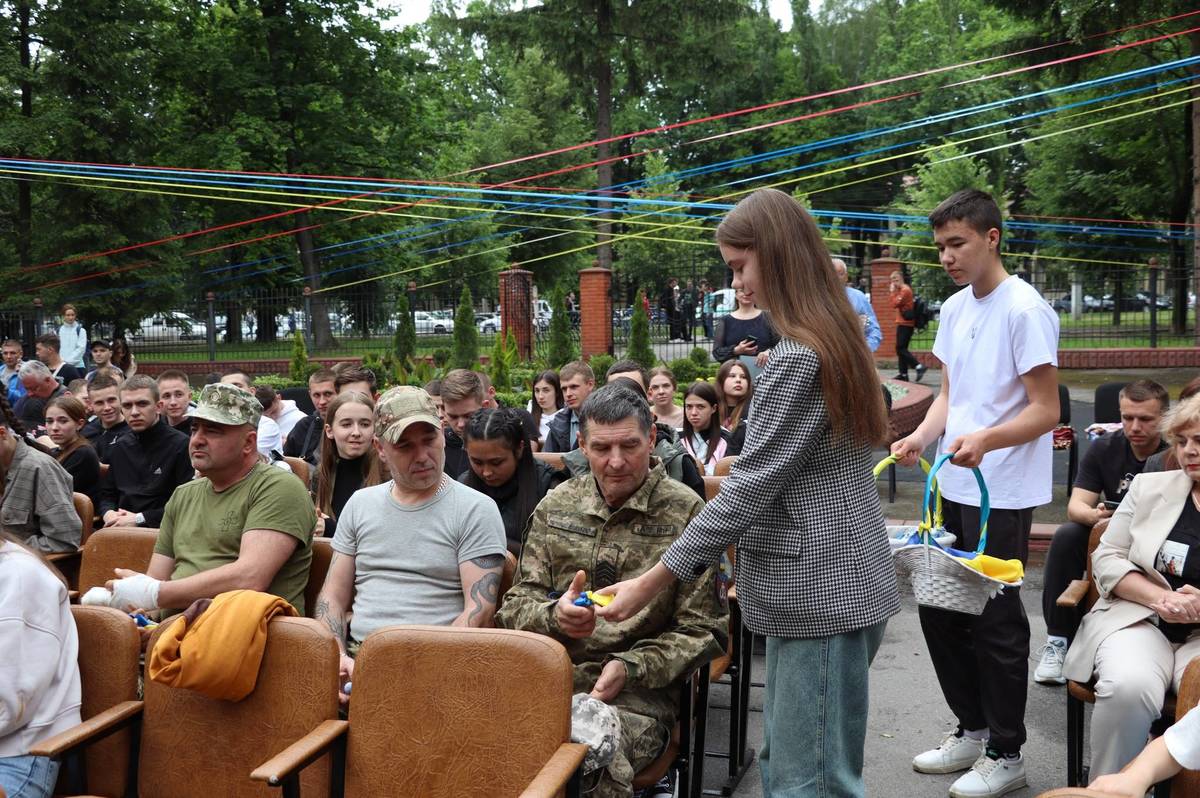 Студенти Вінницького технічного коледжу влаштували концерт для військових, які проходять реабілітацію