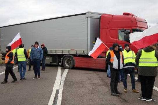 Польські фермери знову планують блокувати кордон з Україною: який пропускний пункт буде заблокований