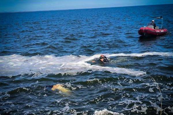 Водолази ДСНС виявили тіло дівчини, яку напередодні хвилею знесло з пірса в Одесі