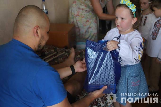 Зворушлива зустріч: на Вінниччині малеча завітала у шпиталь до поранених Захисників, щоб підтримати їх