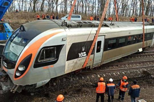 Потяг Укрзалізниці зіштовхнувся з вантажним поїздом у Чехії: є загиблі і поранені