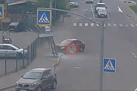 На вулиці Пирогова п'яний водій зніс зупинку громадського транспорту: фото ДТП