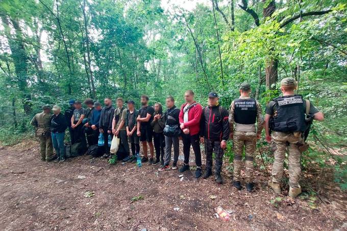 Прикордонники у лісі виявили групу чоловіків, які планували незаконну подорож за кордон