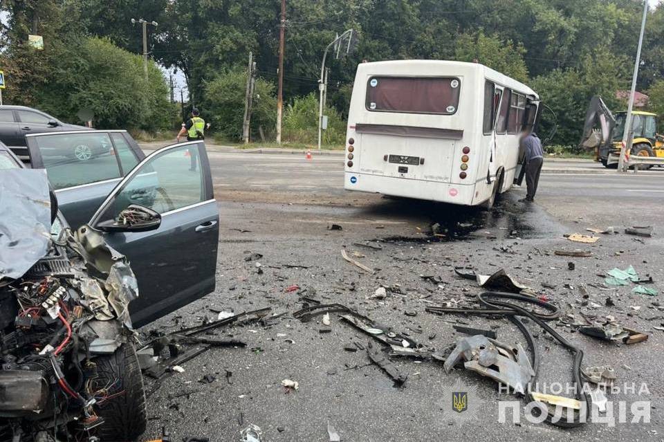 Зіткнення авто і автобуса у Вінниці: результати розслідування