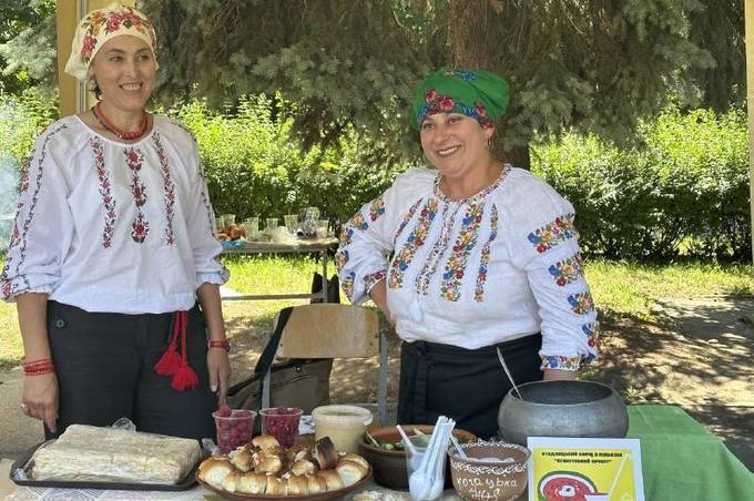 Спека, смакота та збір для ЗСУ: у Вінниці розпочався фестиваль польової кухні (фоторепортаж)