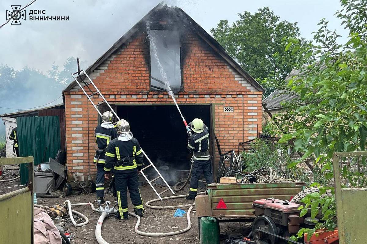 Поблизу Вінниці зайнялася господарська будівля: причина та завдані збитки