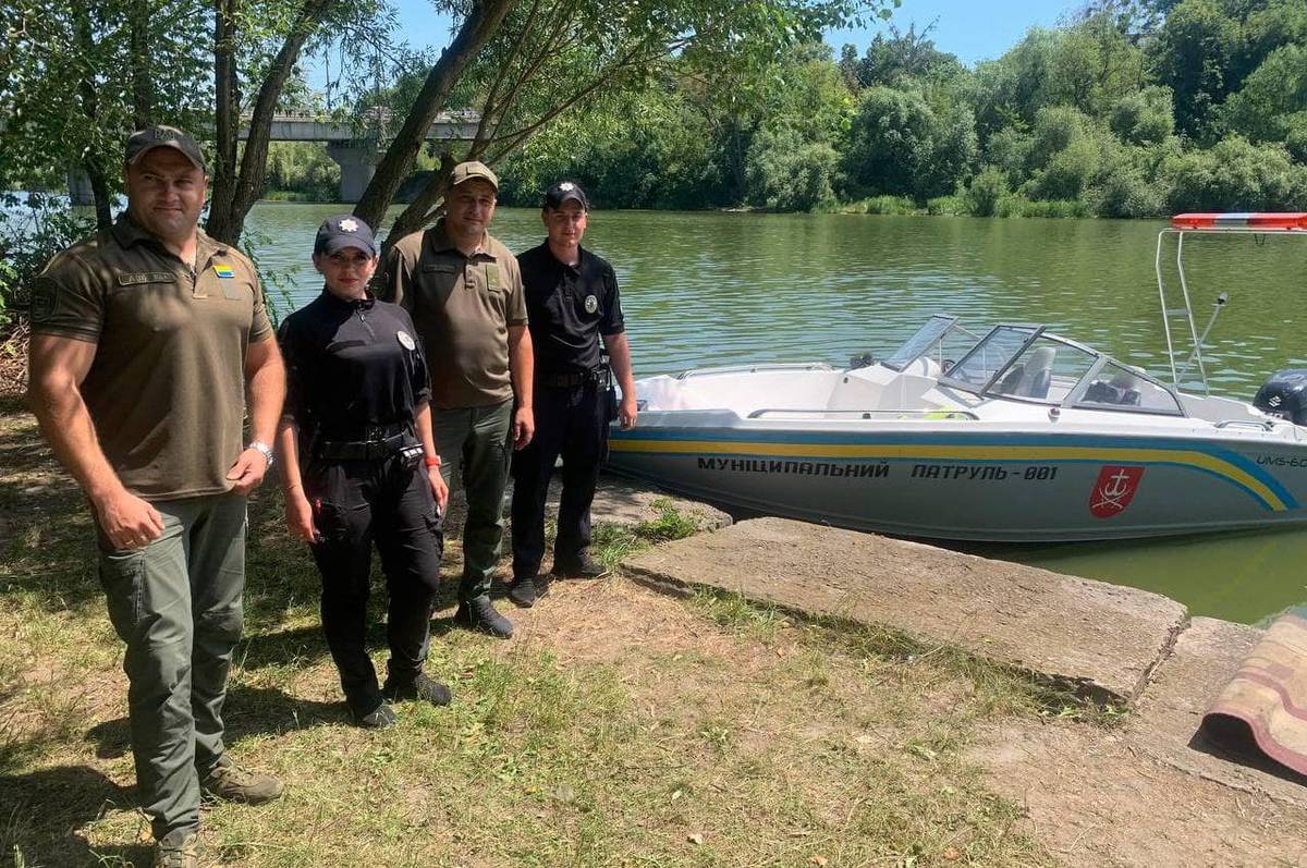 У Вінниці «Муніципальна варта» патрулює Південний Буг на катері: причина