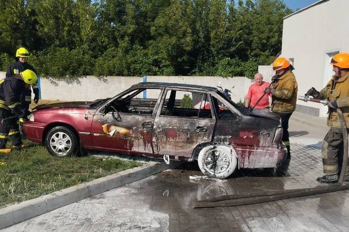 На Вінниччині загорівся автомобіль: є постраждалі (фото)