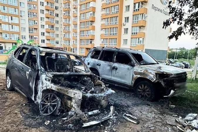 Невідомі підпалили автівки у Вінниці: подробиці