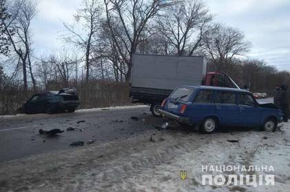 На Вінниччині зіштовхнулись три авто.  Двоє людей у лікарні