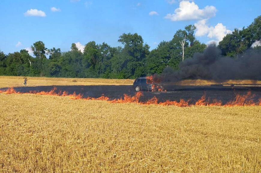 На Вінниччині внаслідок загоряння автомобіля згоріло пів гектара пшениці