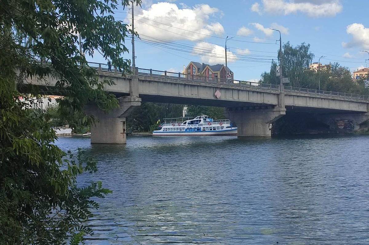 У Вінниці перевіряють якість води річки Південний Буг і Вишенського озера у спекотну погоду