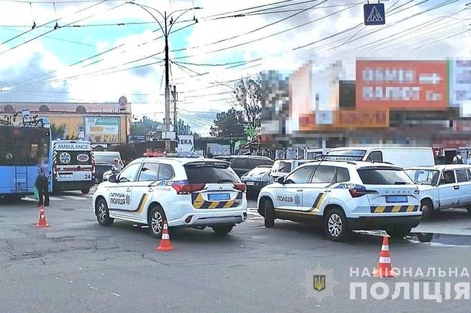 На площі Привокзальній у Вінниці тролейбус збив пішохода: офіційні подробиці ДТП