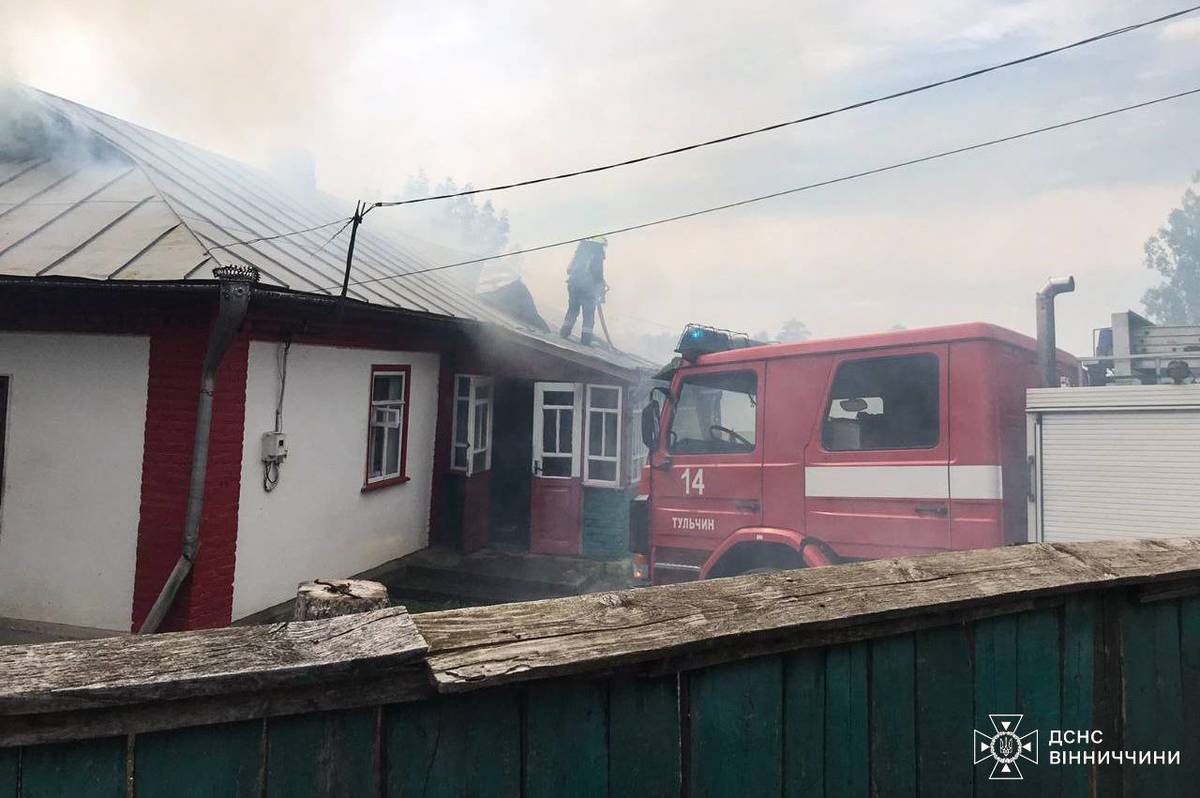 Згорів гараж та велика частина будинку: на Вінниччині через необережність сусідів сталася пожежа