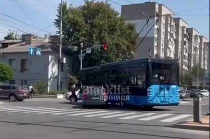 ДТП на вулиці Замостянській: тролейбус зіштовхнувся з авто