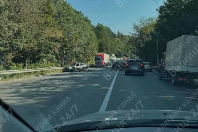 Обʼїзна у Вінниці стоїть в обидві сторони у звʼязку зі страшним ДТП: є загиблий