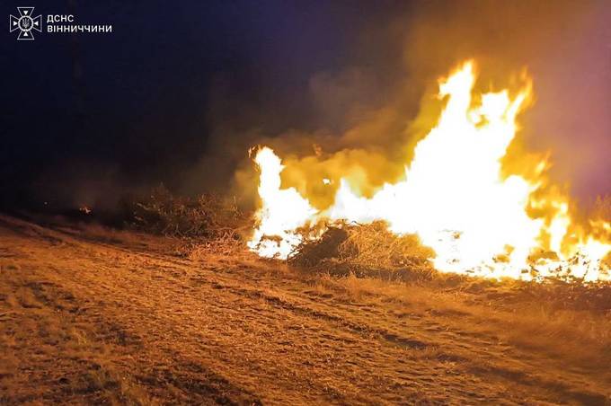 Обпалено 2,5 гектарів ґрунту: на Вінничині через необережність з вогнем сталася пожежа