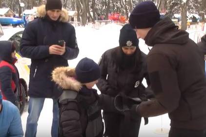 Як у Вінниці малеча відзначала "Різдво з копами"