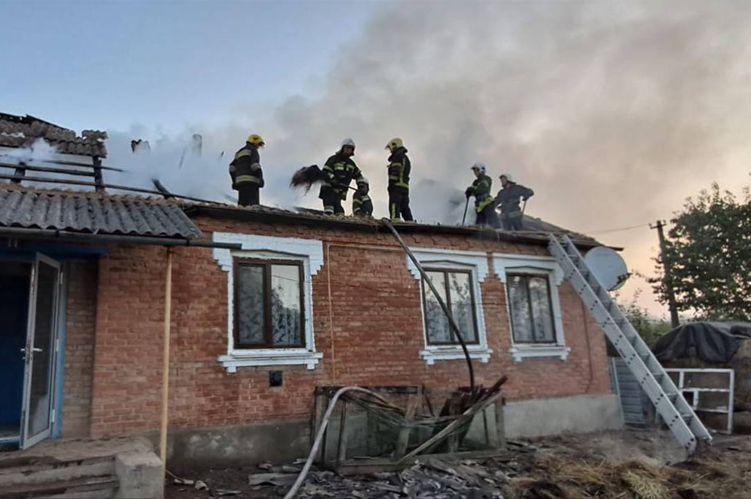 Внаслідок ворожої атаки на Вінниччині загорівся приватний будинок: подробиці та фото