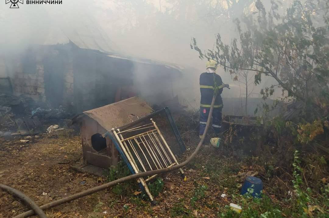 На Вінниччині загорілася господарча будівля: що з постраждалими