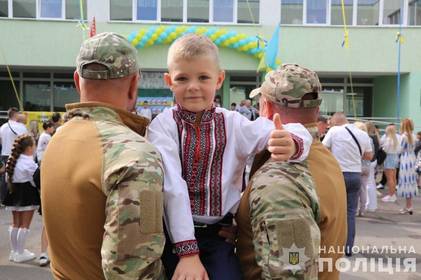 У Вінниці сина загиблого на війні КОРДівця провели до школи побратими батька (фото)