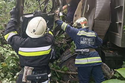 На Вінниччині вантажівка з'їхала з дороги та влетіла в дерево: подробиці про постраждалих