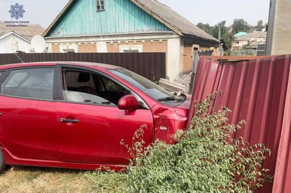 У Вінниці водій напідпитку зніс паркан приватного будинку: подробиці