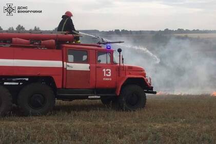 На Вінниччині посеред поля загорівся комбайн: що з водієм