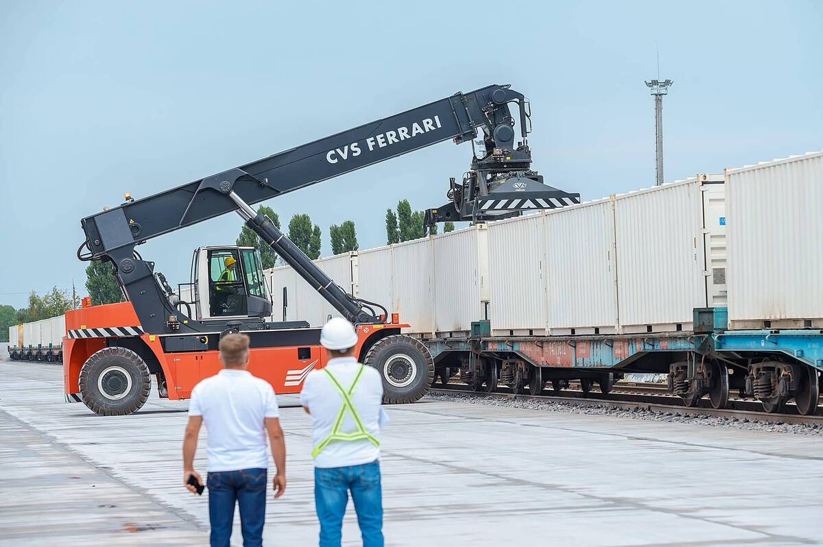 Перші вантажі прийняв новий сухий порт у Вінниці