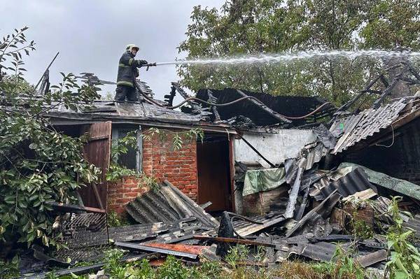 На Вінниччині пожежа охопила господарчу будівлю та гараж: подробиці