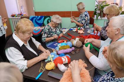 Вінничанки в'яжуть унікальні вироби для допомоги військовим (фото)