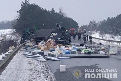 Біля Вороновиці зіткнулись вантажівка, бензовоз та "вісімка".  Один із водіїв загинув