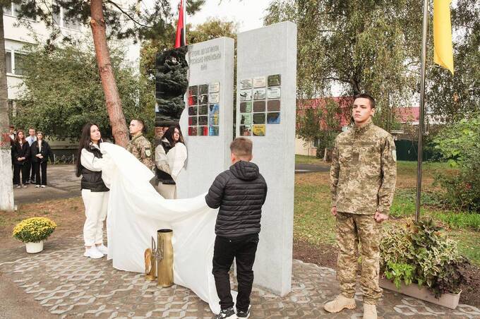 У вінницьких ліцеях відкрили пам'ятні знаки на честь загиблих випускників