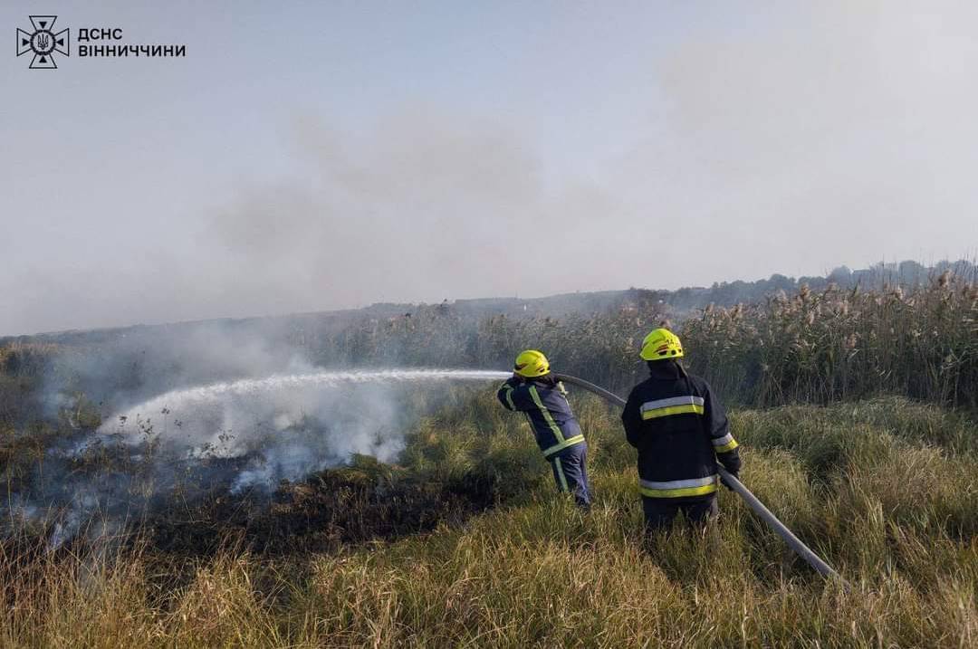 Гасили всім селом: на Вінниччині через коротке замикання загорівся приватний будинок