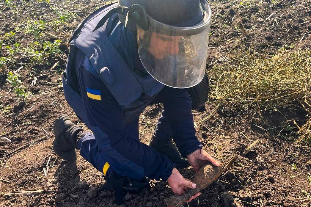 У полі на Вінниччині люди виявили небезпечну 82-міліметрову мінометну міну