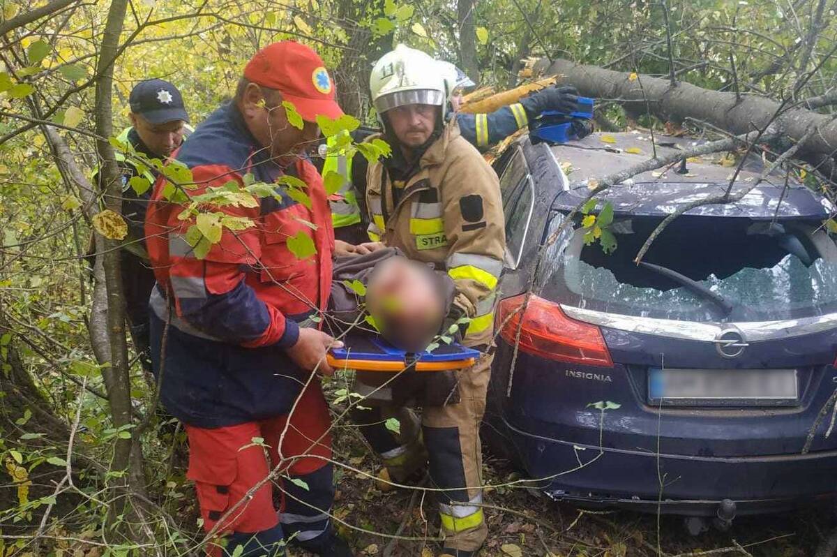 На Вінниччині сталось жахливе ДТП: водія деблокували рятувальники

