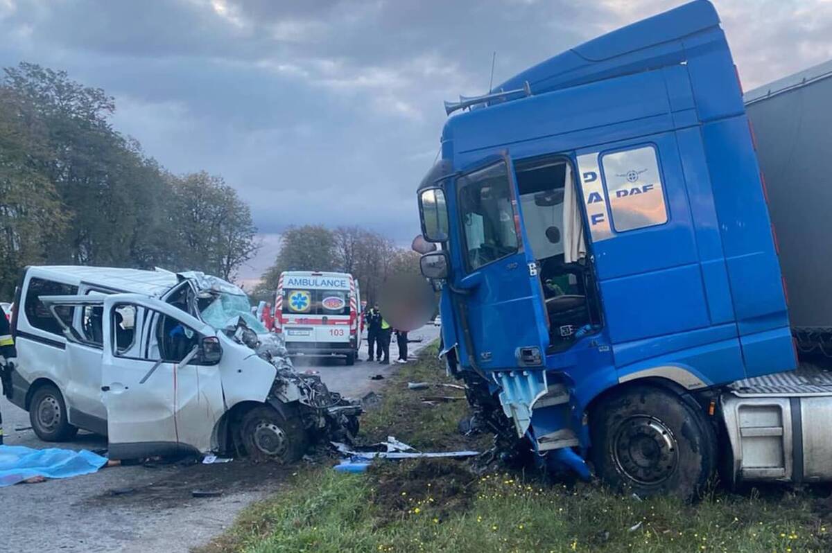 Страшна аварія з загиблими поблизу Вінниці: зіткнулися вантажівка і мікроавтобус